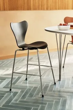 Fritz Hansen Serie 7 Junior Stuhl, Schwarz – Chrom -Kinfill Verkäufe 11878 Series 7 Junior Coloured ash Black