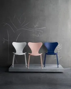 Fritz Hansen Serie 7 Kinderstuhl, Rosa -Kinfill Verkäufe 9062 Objects Series 7 children s chair