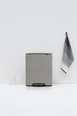 Brabantia Bo Tretmülleimer 60 L, Sense Of Luxury, Grau 11 Brabantia Bo Tretmülleimer 60 L, Sense Of Luxury, Grau -Kinfill Verkäufe Bo Pedal Bin 60L Mineral Concrete Grey 8710755211348 Brabantia 300dpi 3840x5760px 6 NR 17133