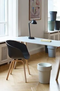 Hay Shade Abfalleimer, Schwarz 11 Hay Shade Abfalleimer, Schwarz -Kinfill Verkäufe CPH90 Desk off white AAC22 matt lacquered oak black PC Table Lamp black Shade Bin grey 1