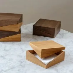 Spring Copenhagen Diplo Box, Eiche Dunkel Gebeizt -Kinfill Verkäufe Diplo stained oak studiobaki Spring Copenhagen 2