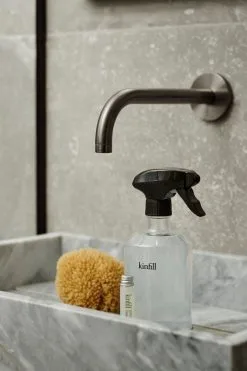 Kinfill Glas- Und Spiegelreiniger, Starterkit, Cucumis 10 Kinfill Glas- Und Spiegelreiniger, Starterkit, Cucumis -Kinfill Verkäufe Kinfill Mood shot C Brian Buchard 013 2