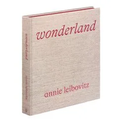 Phaidon Annie Leibovitz: Wonderland 12 Phaidon Annie Leibovitz: Wonderland -Kinfill Verkäufe PHA9781838661526 annie leiboovitz wonderland VS