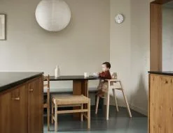 Nofred Robot Kinderhochstuhl, Birke 12 Nofred Robot Kinderhochstuhl, Birke -Kinfill Verkäufe RobotBabyChair wood lifestyle 04