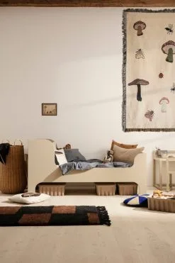 Ferm LIVING Sill Kinderbett, Kaschmir 12 Ferm LIVING Sill Kinderbett, Kaschmir -Kinfill Verkäufe fermLIVING AW21 SillJuniorBed ForestTapestryBlanket MaraKnottedRug image