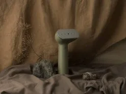 STEAMERY Cirrus Nr. 3 Iron Steamer, Salbeigrün 13 STEAMERY Cirrus Nr. 3 Iron Steamer, Salbeigrün -Kinfill Verkäufe steamery cirrus3 sage stillife august 2022 1